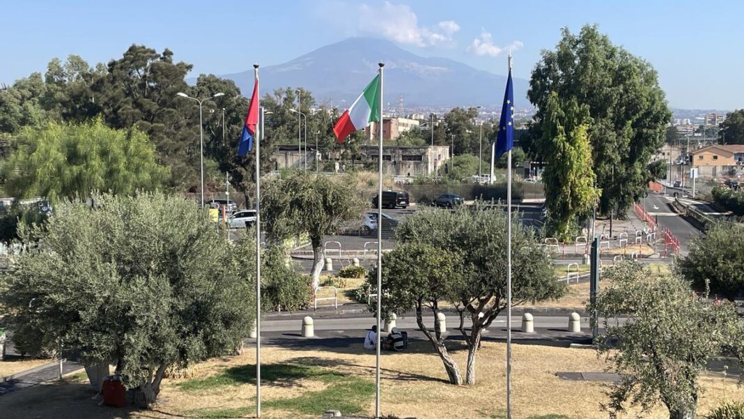 el-volcan-etna-expulsa-lava-y-cenizas-al-cielo-de-sicilia