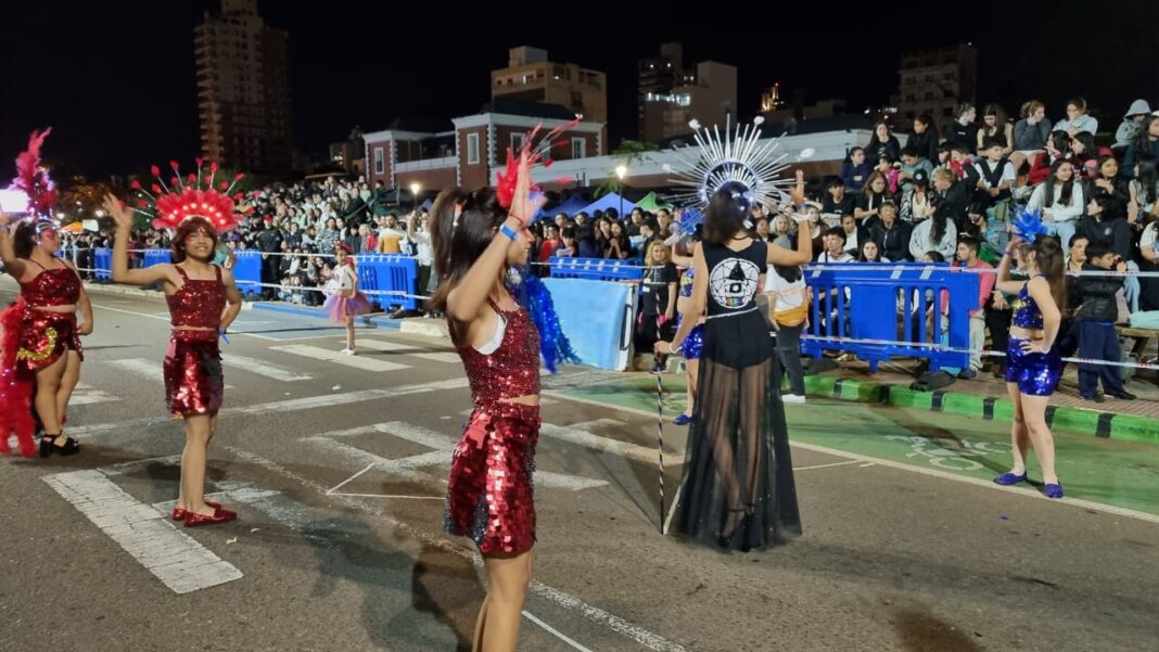 la-epet-n°-2-deslumbro-con-su-desfile-inspirado-en-“la-montana-sagrada”-en-la-primera-noche-de-calle-de-la-estudiantina-posadena-2024