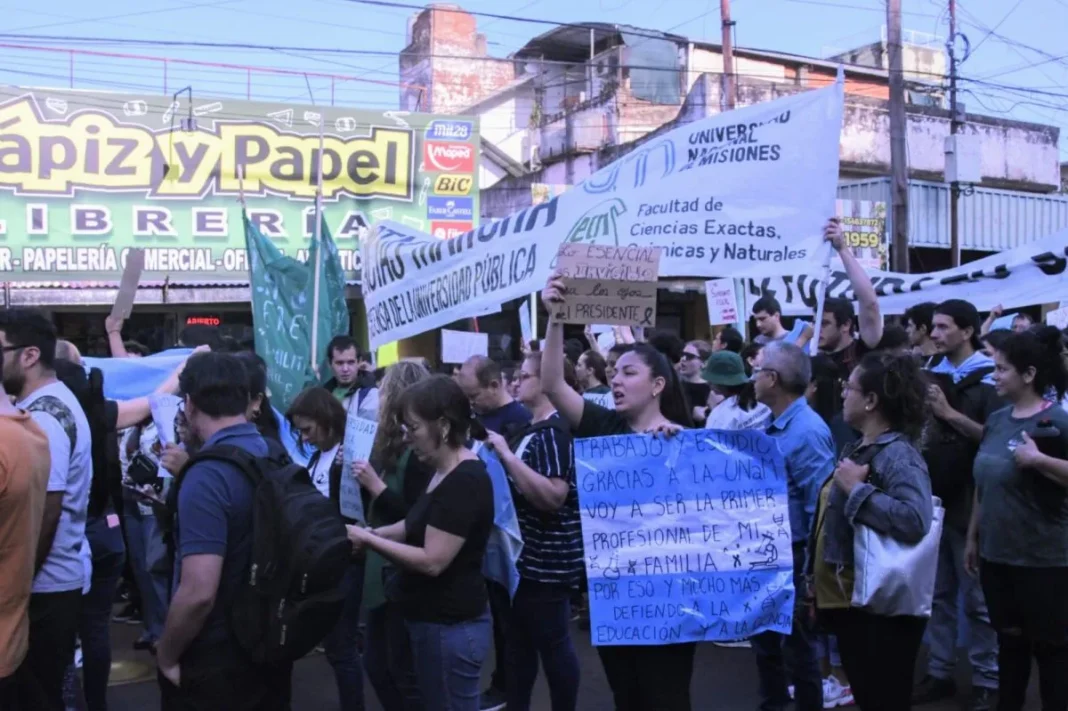 egresados,-estudiantes-y-docentes-alzan-su-voz-en-contra-del-recorte-a-la-universidad-en-posadas