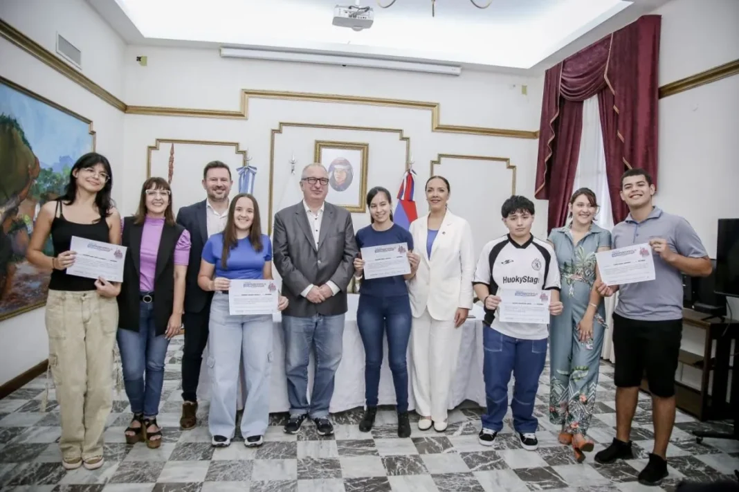 misiones-entrega-15-nuevas-becas-“andres-guacurari”-a-estudiantes-destacados