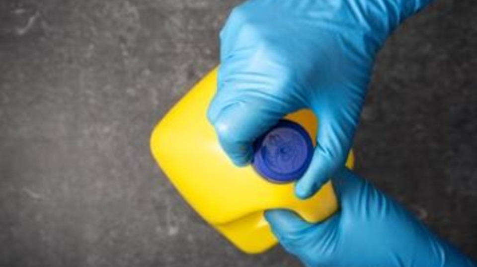 2188607-la-anmat-prohibio-una-marca-de-lavandina-y-productos-para-el-cabello