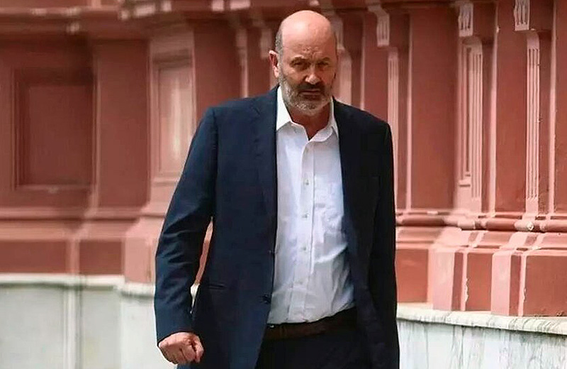 2301053-sturzenegger-fue-a-votar-y-lo-insultaron-ladron-tres-veces-hicieron-mierda-el-pais-ladron
