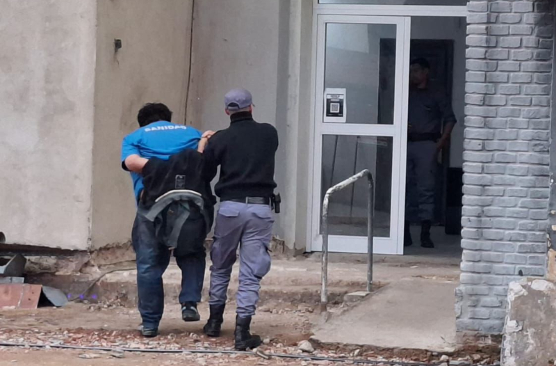 2328359-un-conductor-alcoholizado-amenazo-con-un-cuchillo-a-inspectores-y-policias